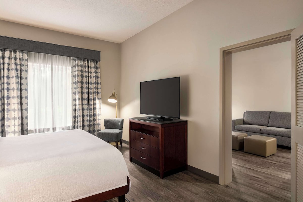 1 bedroom, premium bedding, down comforters, desk