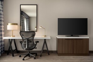 Luxe beddengoed, donsdekens, een bureau, een laptopwerkplek