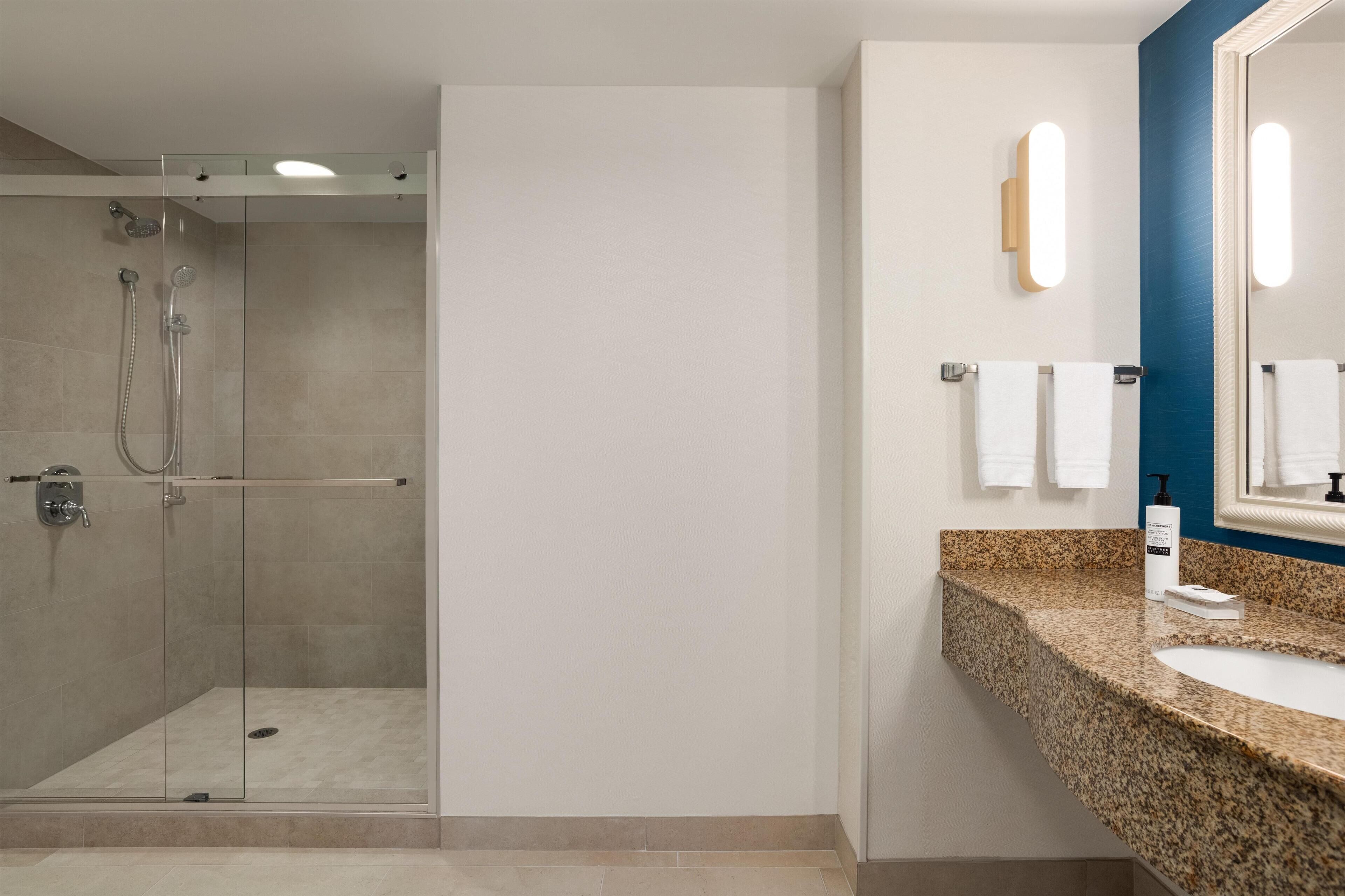 1 King Bed 1 Bedroom Suite | Baño | Amenidades de baño ecológicas, secadora de cabello, toallas, jabón 