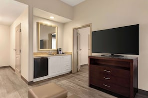 1 bedroom, premium bedding, down comforters, desk