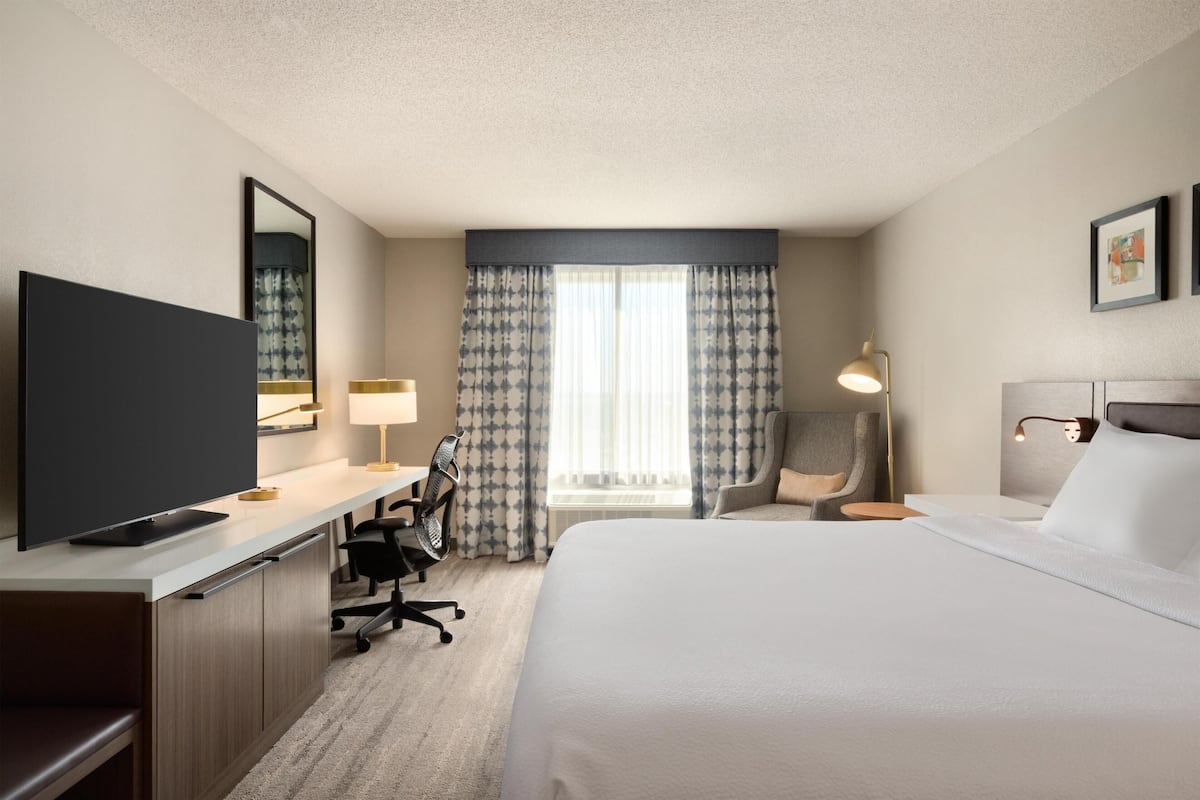 Luxe beddengoed, donsdekens, een bureau, een laptopwerkplek