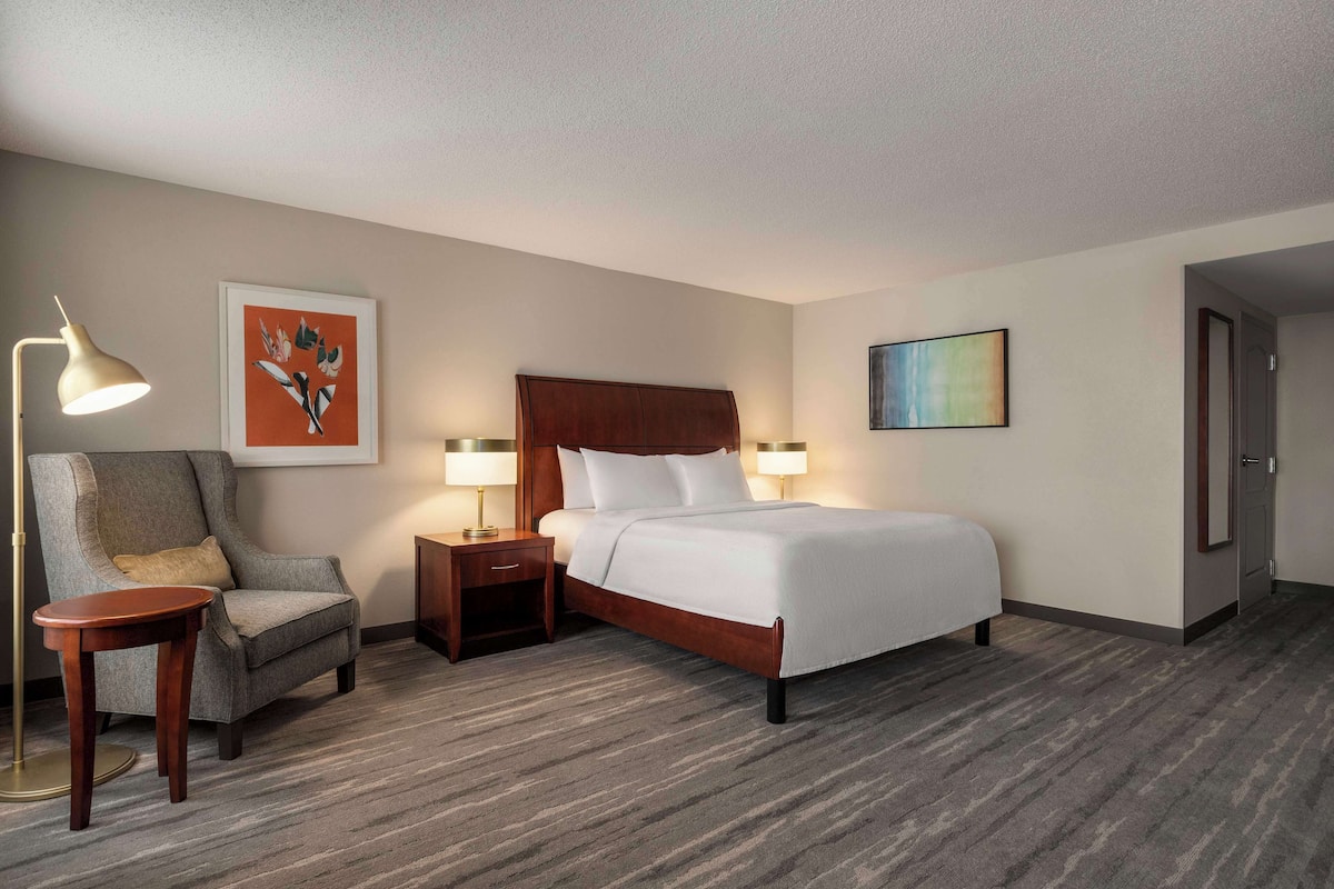 1 bedroom, premium bedding, down comforters, desk