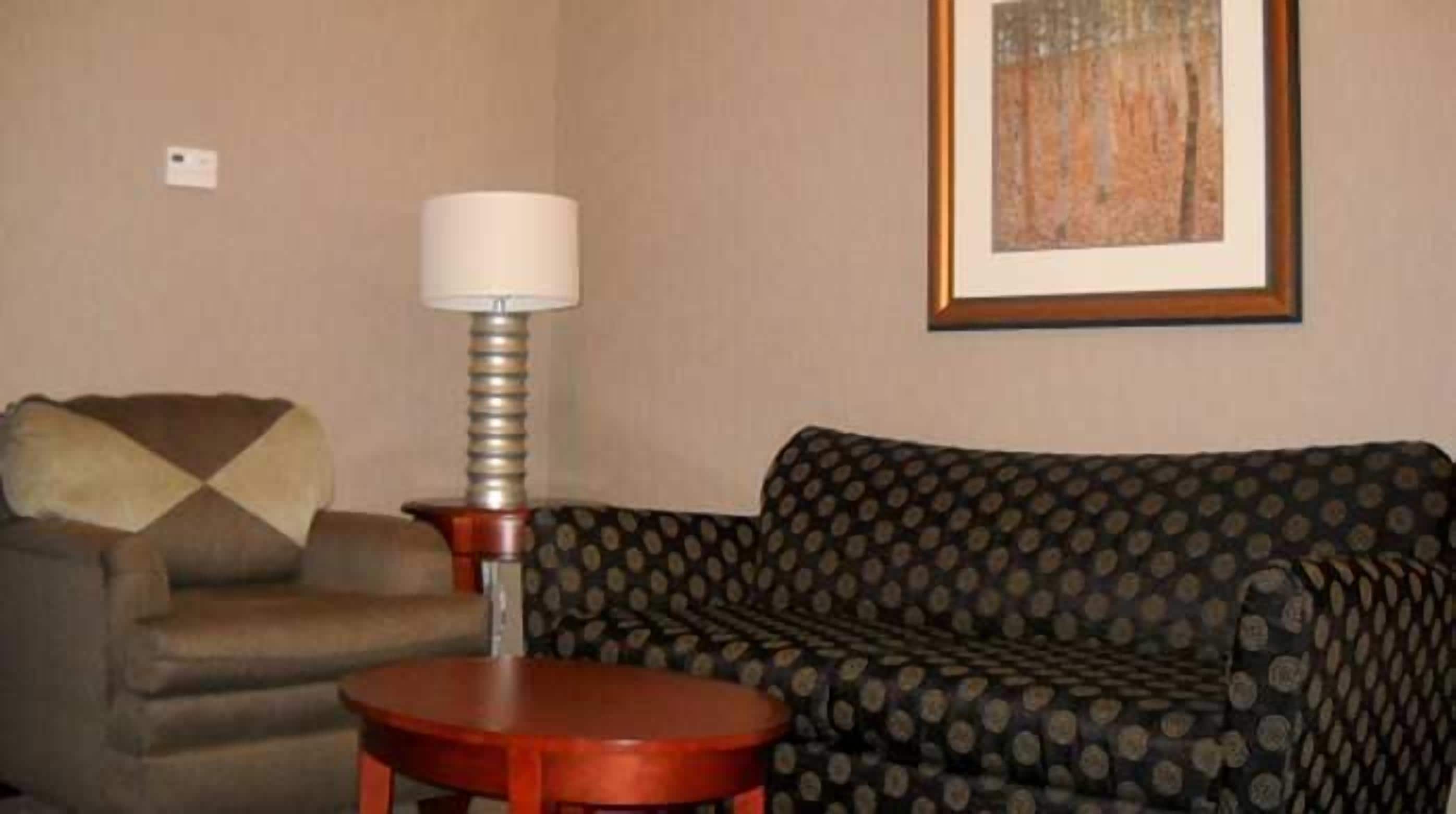 two queen beds, non-smoking | living room | 36-inch lcd tv with satellite channels, tv, mp3 dock