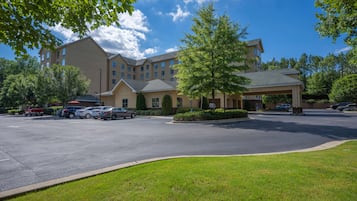 Situated in a well-maintained area, this hotel offers a pleasant environment with green lawns and trees.