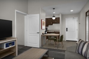Svit - 2 queensize-sängar - tillgänglighetsanpassat (Mobility & Hearing, Roll-in Shower) | Eget kök | Stort kylskåp, mikrovågsugn, spishäll och diskmaskin