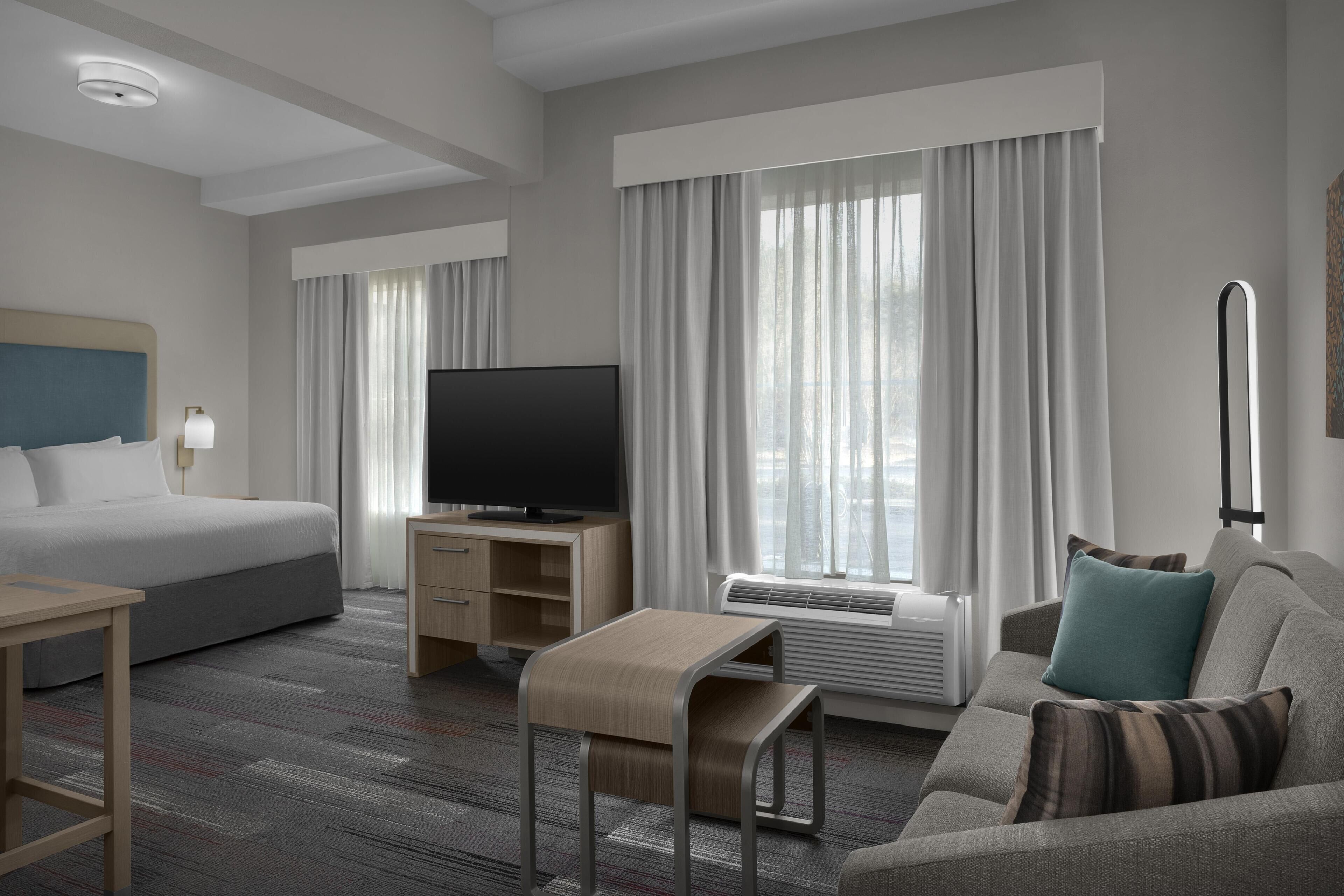 Studio, 1 Tempat Tidur King, akses difabel (Mobility & Hearing, Roll-in Shower) | Area keluarga | Televisi LCD 32-inci dengan saluran TV kabel dan TV