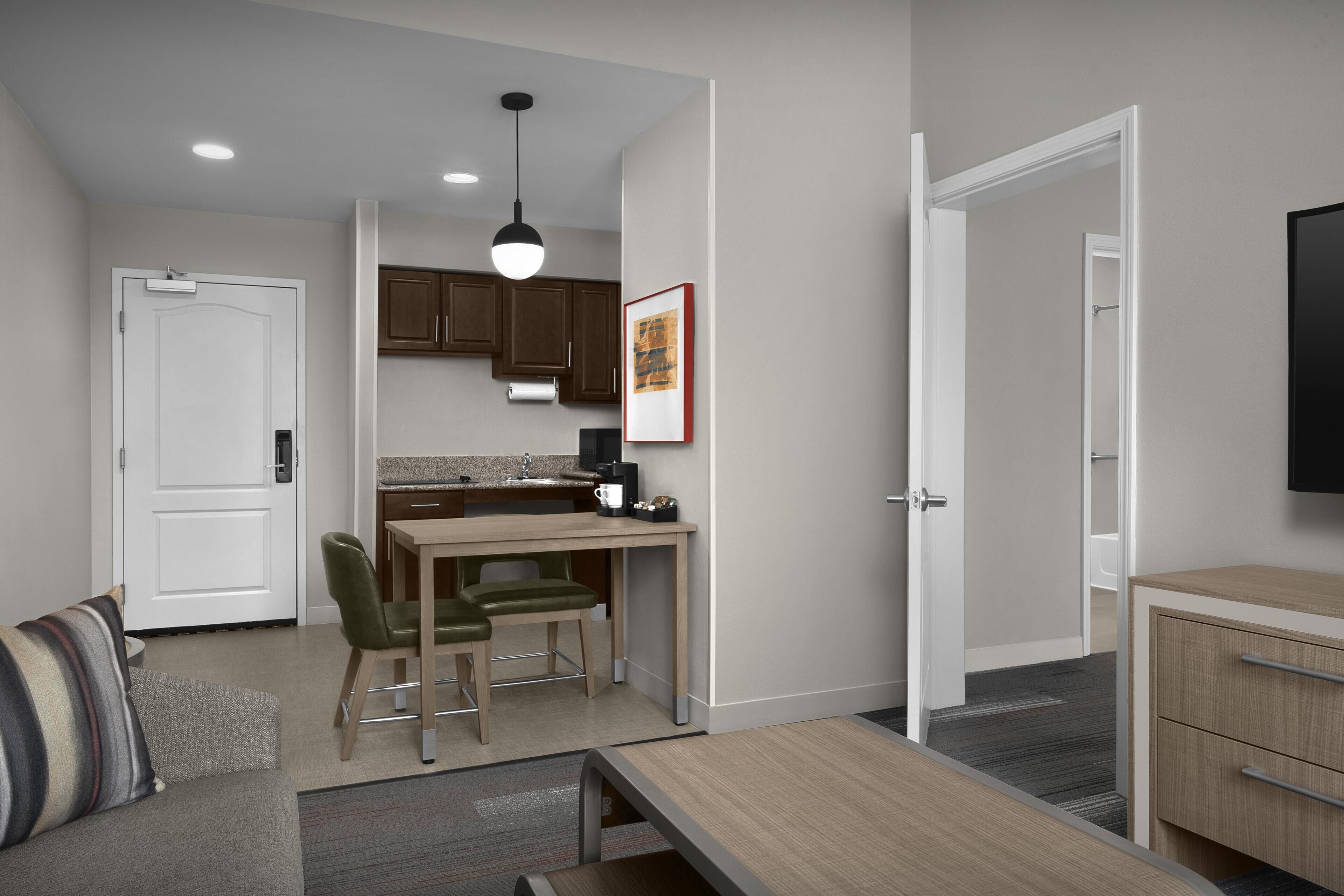 Suite, 1 cama de matrimonio grande, accesible para personas con discapacidad (Mobility & Hearing) | Cocina privada | Frigorífico grande, microondas, placa de cocina y lavavajillas