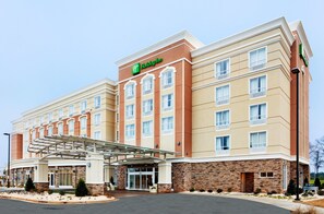 A Holiday Inn Express hotel with a modern facade, a covered entrance, and a parking lot. - Holiday Inn Rock Hill by IHG (Rock Hill)