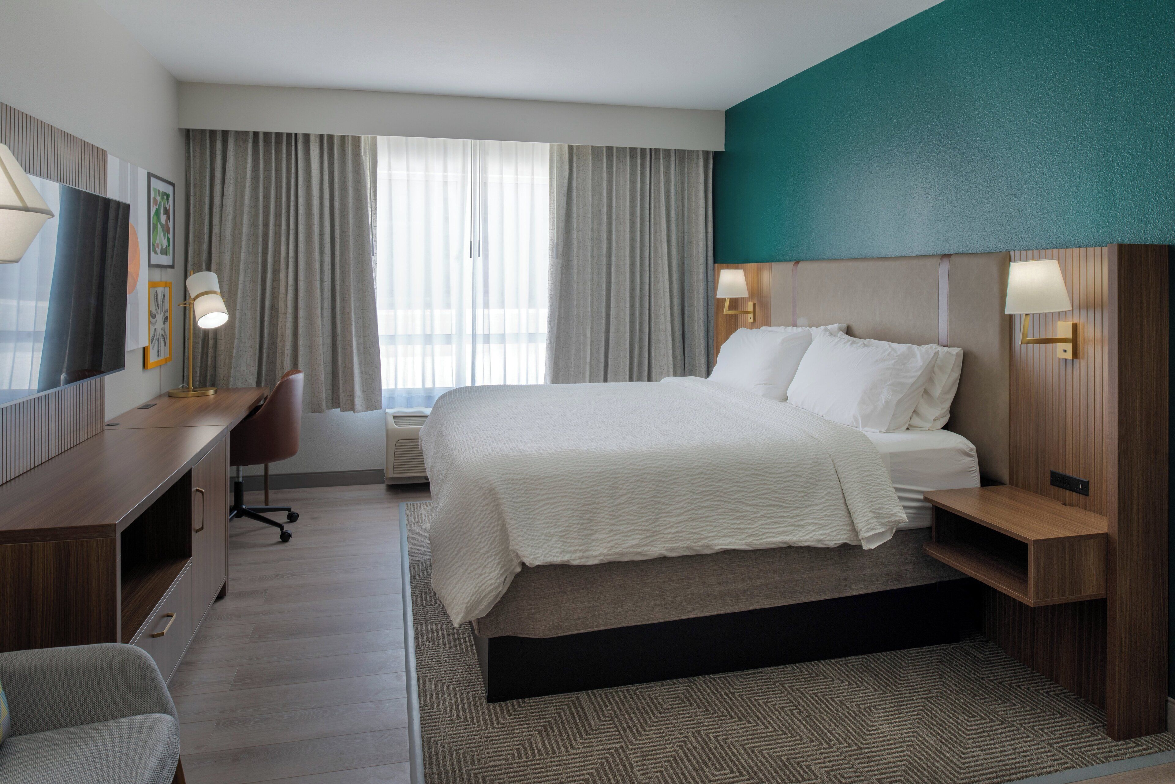 Een bureau, een laptopwerkplek, verduisterende gordijnen