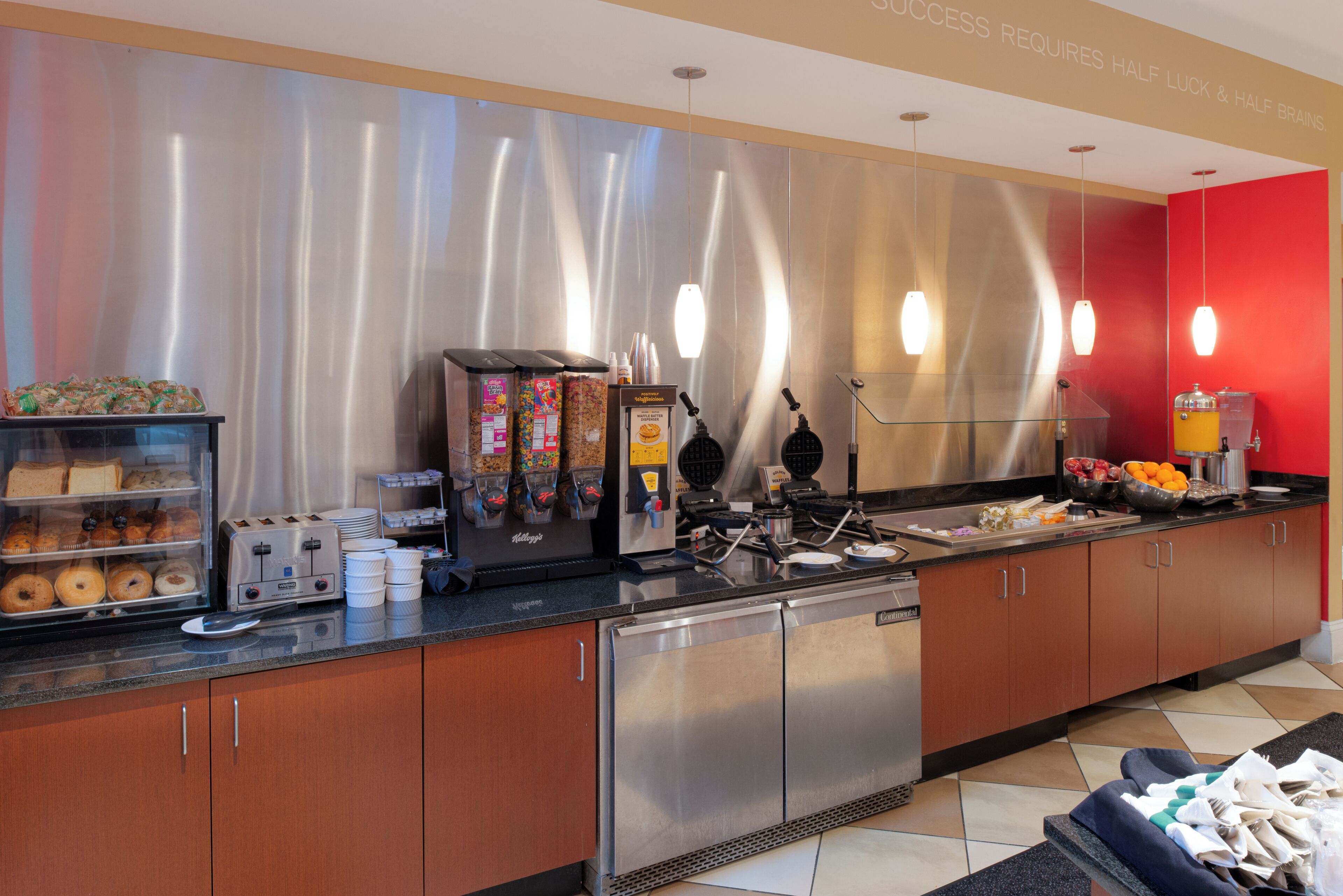 每日供應自助早餐 (費用另計)