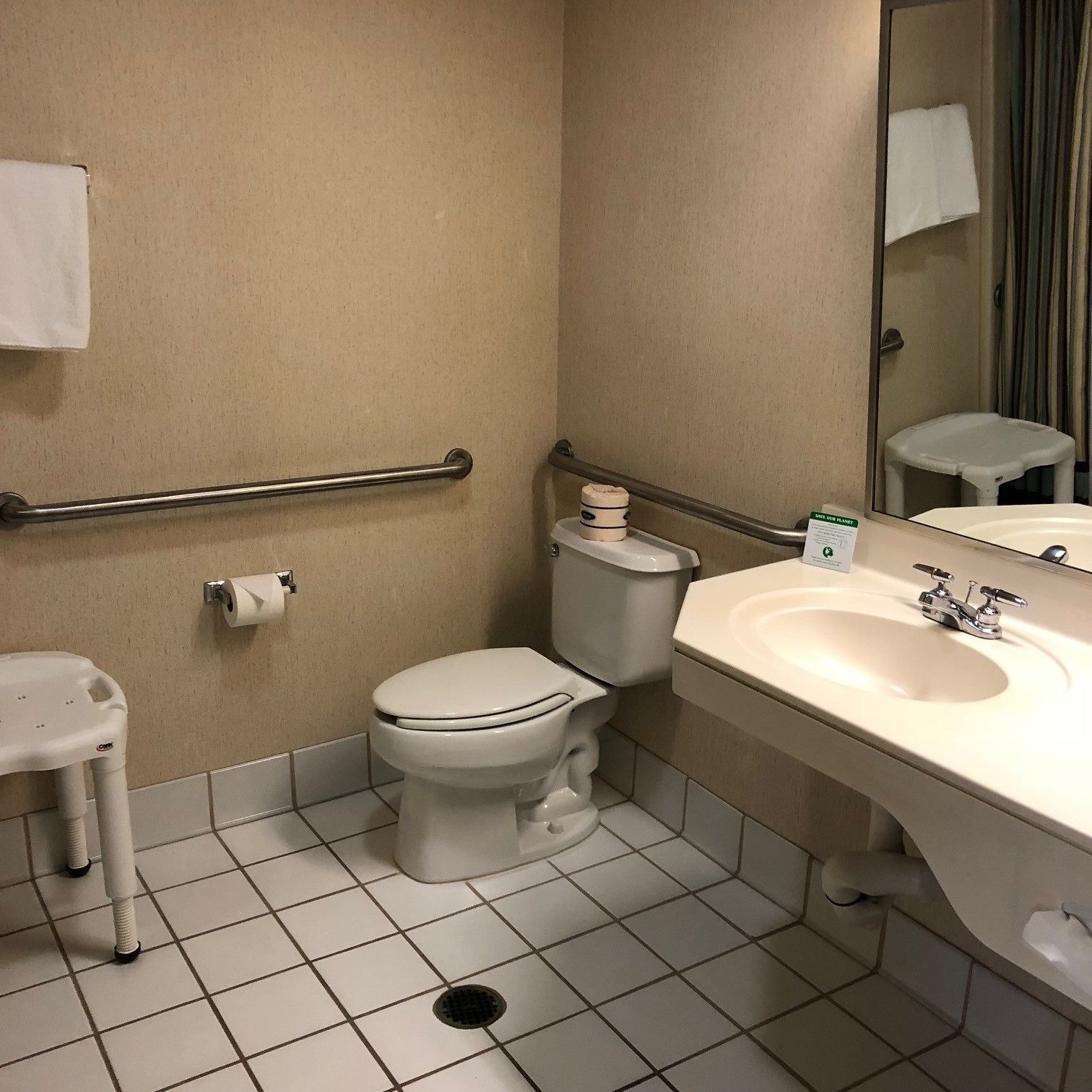 standard room, 1 queen bed, accessible | bathroom | free toiletries