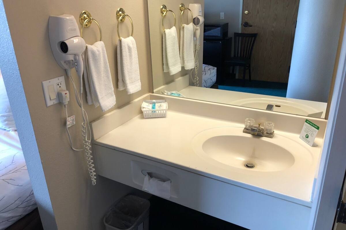 deluxe room, 2 queen beds, refrigerator | bathroom | free toiletries