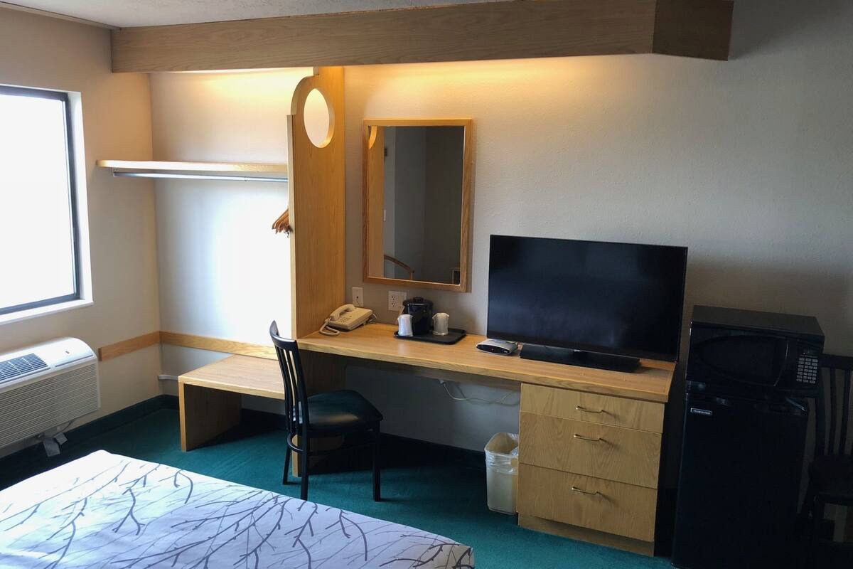 standard room, 1 queen bed, accessible | desk, free wifi