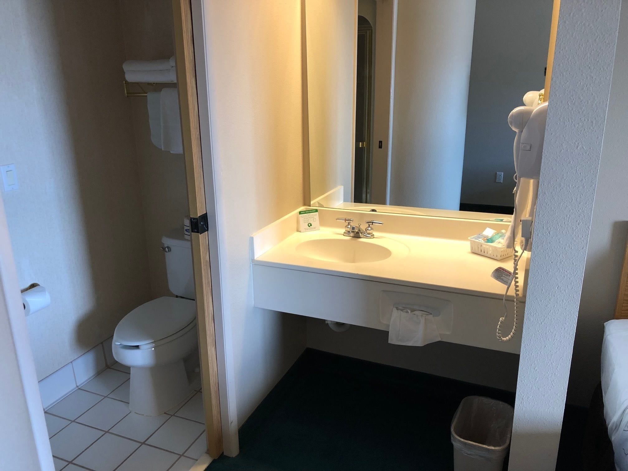 standard room, 2 double beds | bathroom | free toiletries