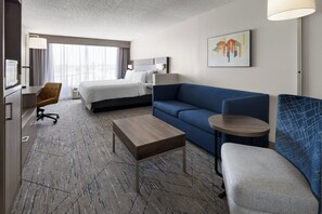 套房, 1 张特大床和 1 张沙发床 | 客房内保险箱、办公桌、熨斗/熨衣板、免费 WiFi