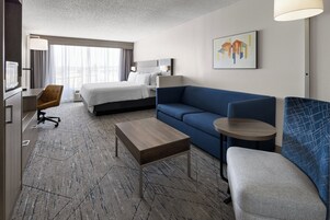 套房, 1 张特大床和 1 张沙发床 | 客房内保险箱、办公桌、熨斗/熨衣板、免费 WiFi