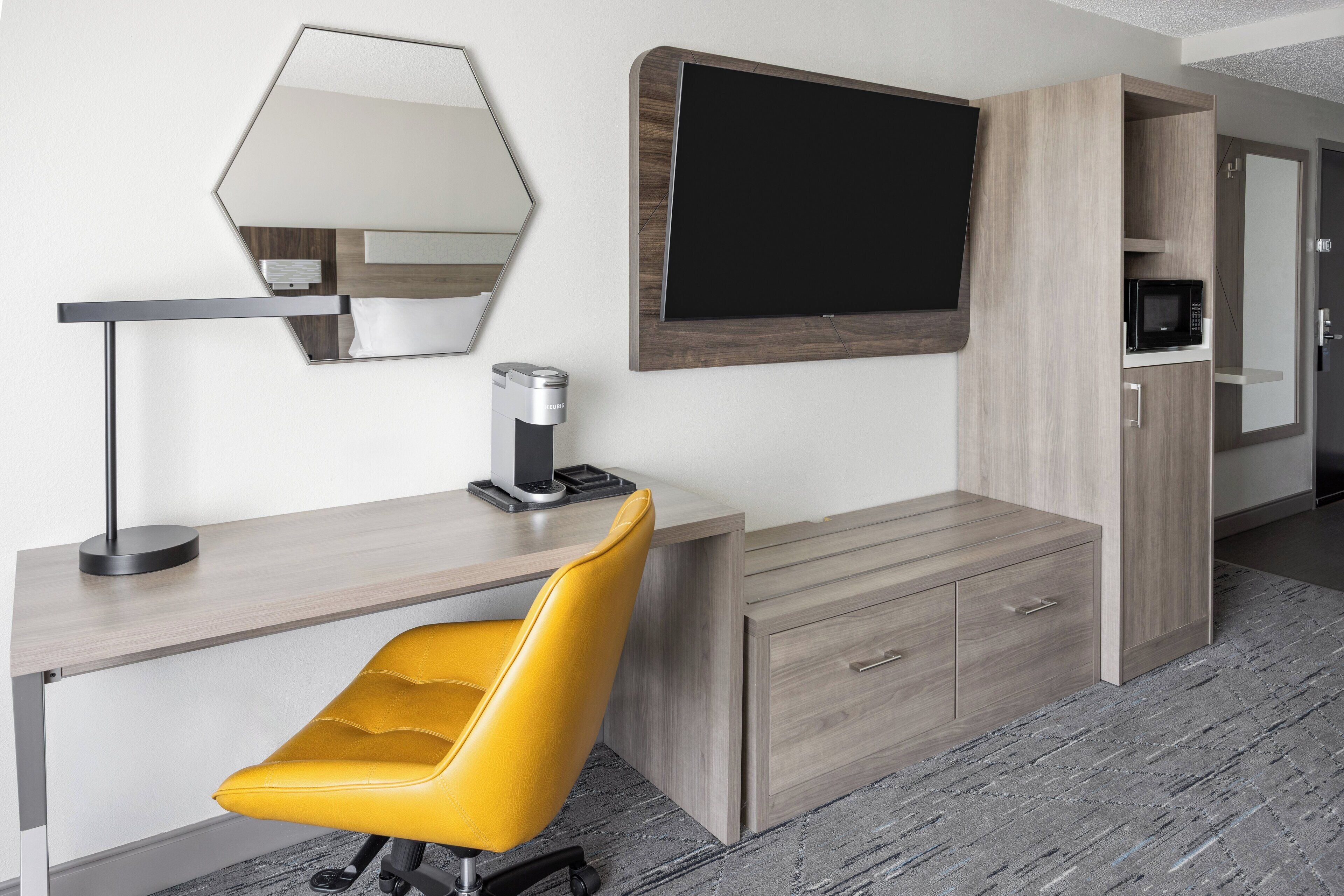 standard room, 1 king bed (leisure) | 1 bedroom, in-room safe, desk, iron/ironing board