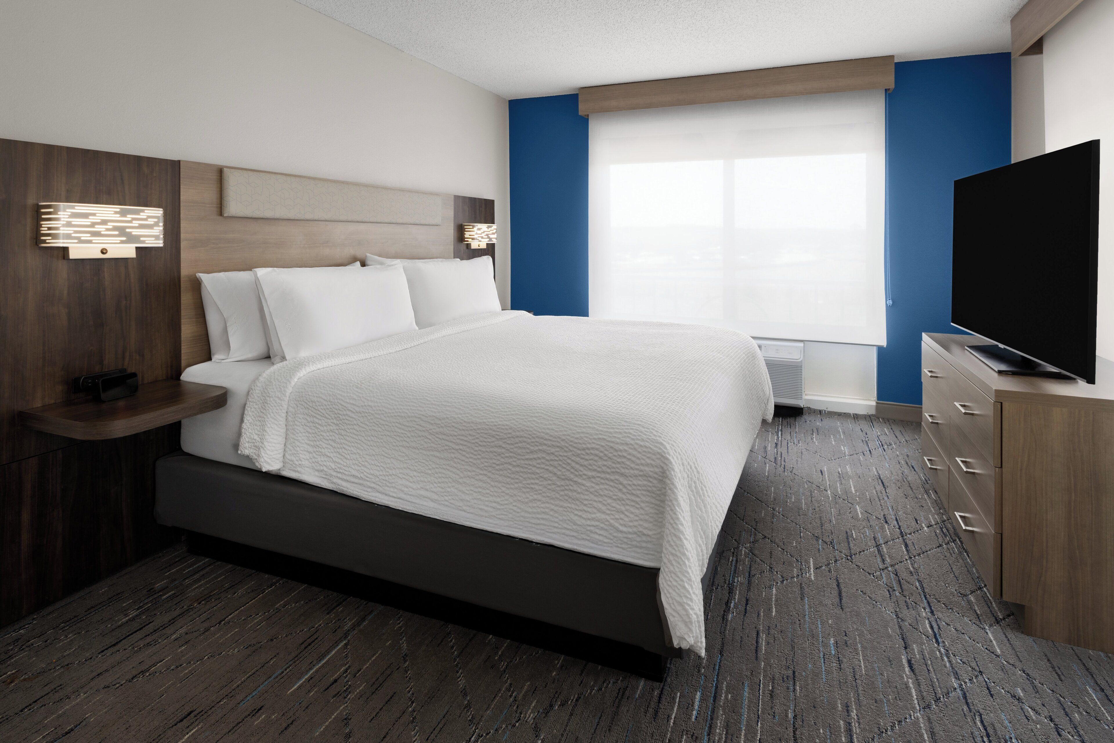 Suite, 1 King Bed with Sofa bed, Corner | In-room safe, desk, iron/ironing board, free WiFi