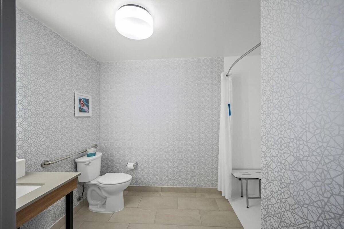 Ein Badezimmer mit Toilette, Waschbecken und Duschvorhang.