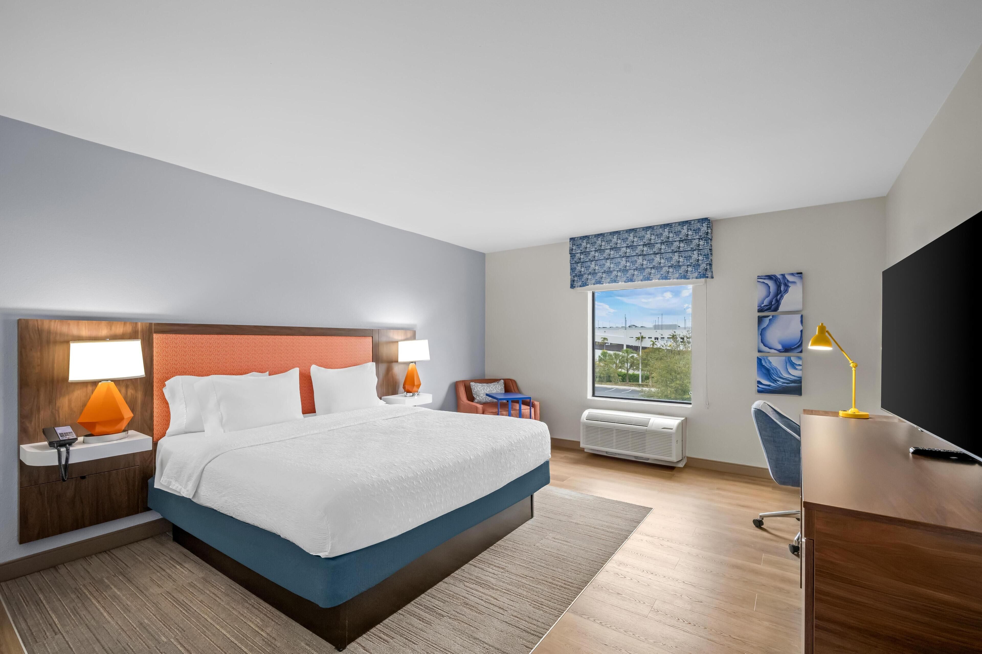 标准房, 1 张特大床, 无烟房 | 高档床上用品、客房内保险箱、办公桌、熨斗/熨衣板