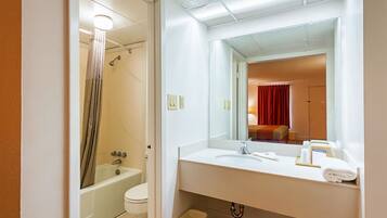 Combined shower/tub, towels