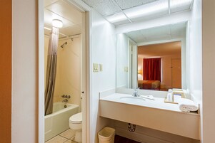 Bañera con ducha, toallas