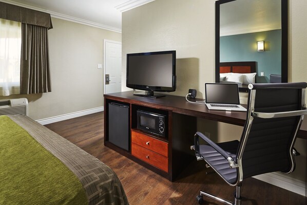 Premium bedding, desk, blackout drapes, iron/ironing board - American Inn (Downey)