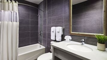 Combined shower/tub, hair dryer, towels