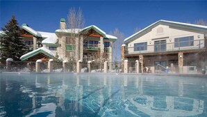 Un hôtel doté d’une piscine, d’un espace extérieur abrité et d’un bâtiment surmonté d’un toit végétalisé.