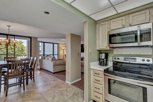2 Bedroom Condo, Full Kitchen, Balcony | Private kitchen | Fridge, microwave, stovetop, dishwasher - Enclave (Destin)