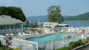 Piscina externa sazonal, funciona das 10h às 20h, espreguiçadeiras