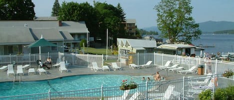 Piscina externa sazonal, funciona das 10h às 20h, espreguiçadeiras