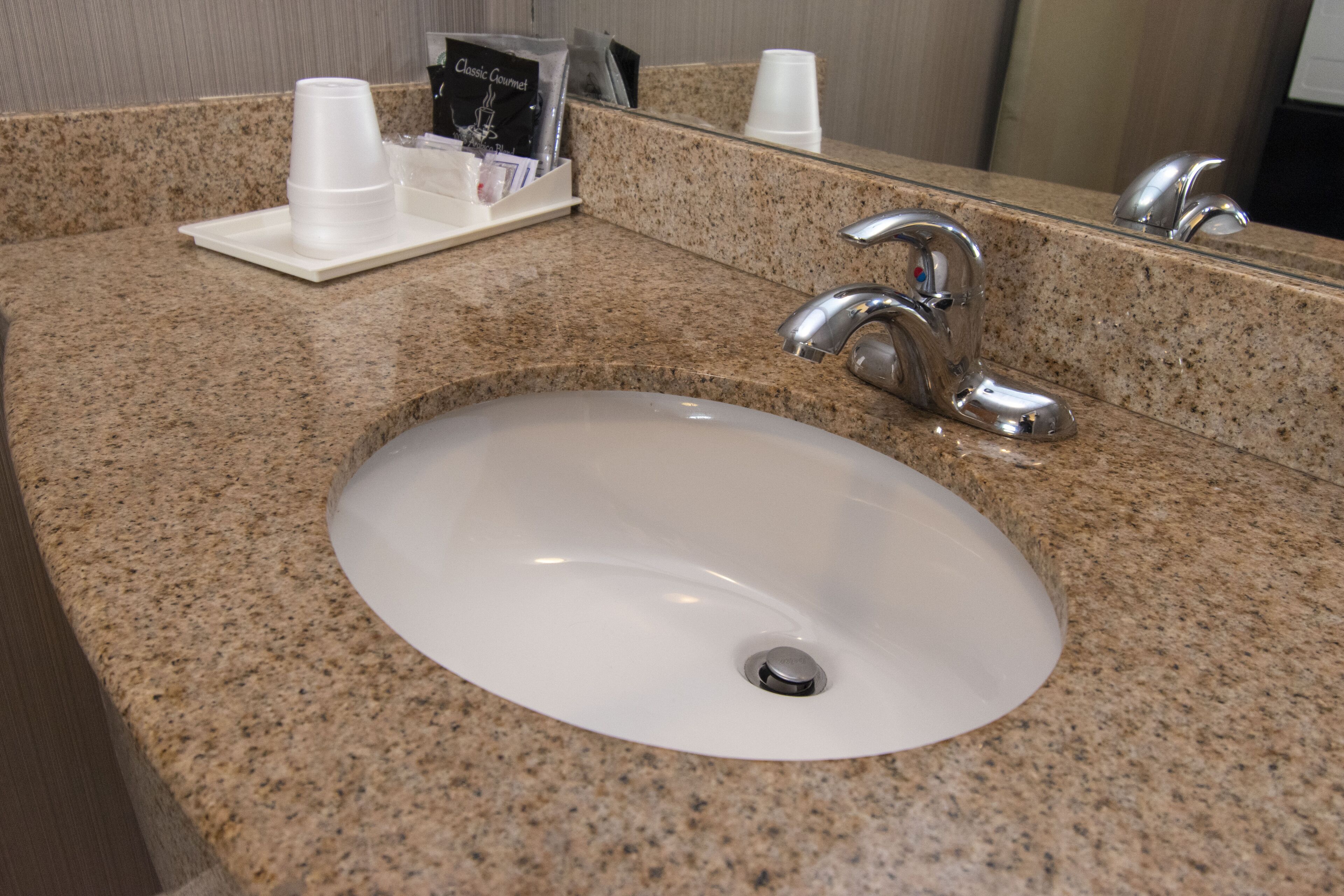 poolside 1 king and 1 queen | bathroom | combined shower/bathtub, free toiletries, hair dryer, towels