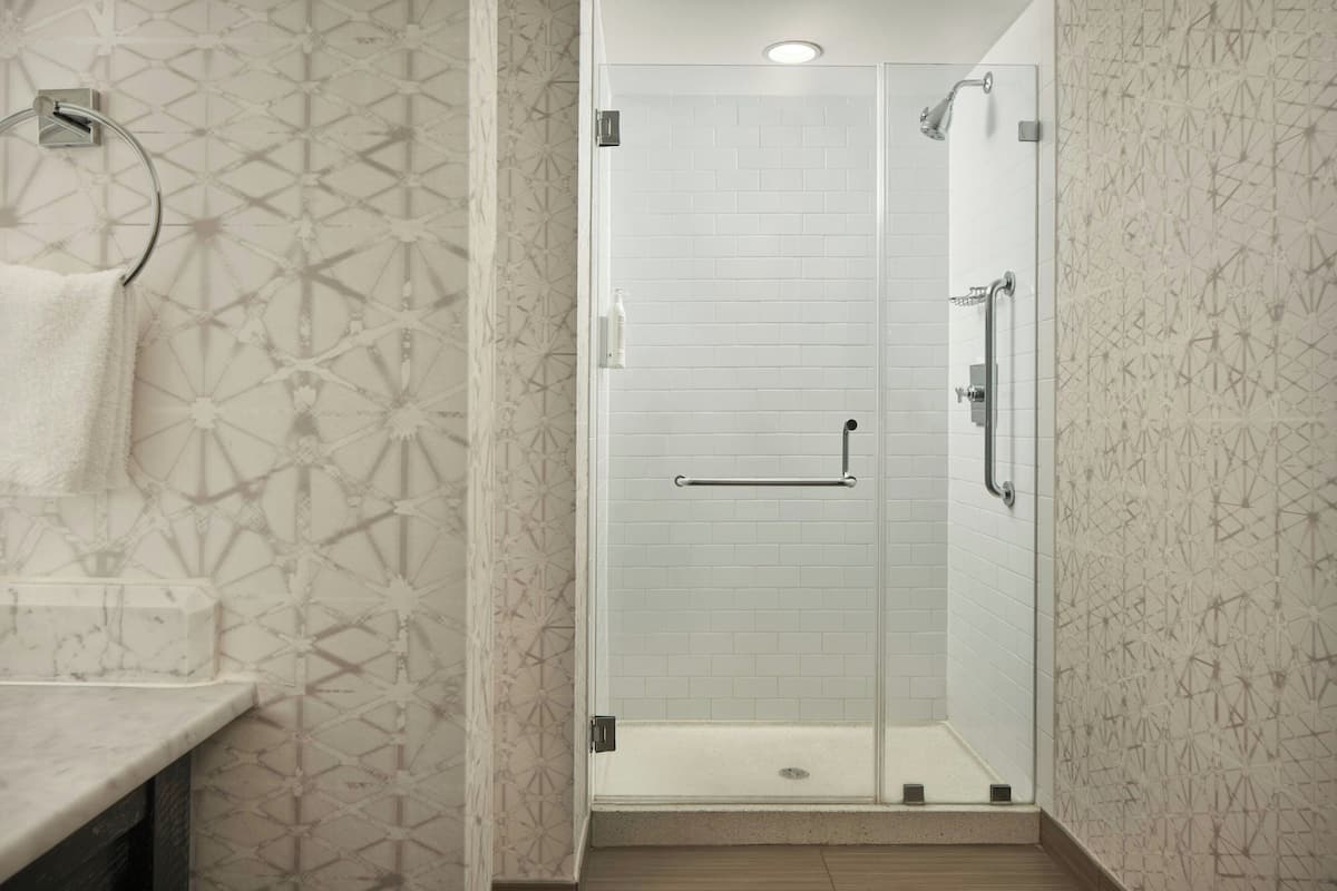 Amenidades de baño gratuitas, secadora de cabello, toallas, jabón