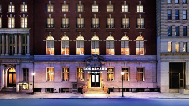 A Courtyard by Marriott hotel with a classic facade, large windows, and a prominent entrance. - Courtyard by Marriott Philadelphia Downtown (Philadelphia)