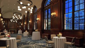 A grand hall with multiple round tables, elegant chandeliers, and large windows offering a view of historic buildings. - Courtyard by Marriott Philadelphia Downtown (Philadelphia)