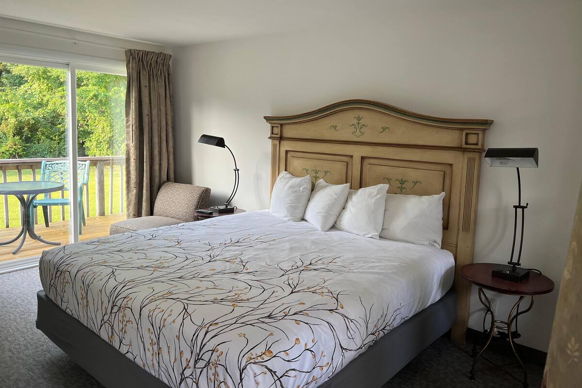 Rom, 1 kingsize-seng, terrasse | Blendingsgardiner, strykejern/-brett, wi-fi (inkludert) og sengetøy