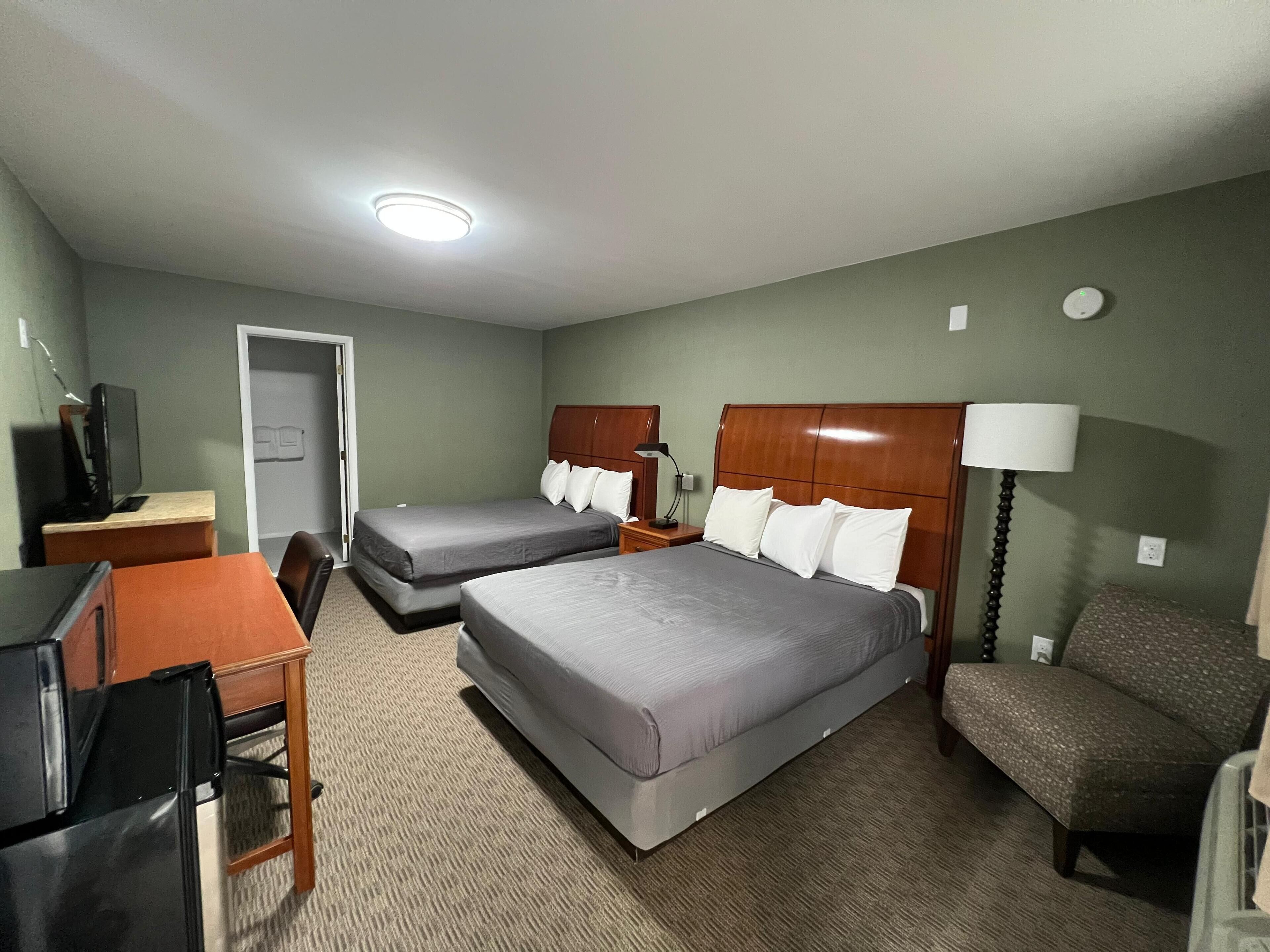 Rom – standard, 2 queensize-senger | Blendingsgardiner, strykejern/-brett, wi-fi (inkludert) og sengetøy