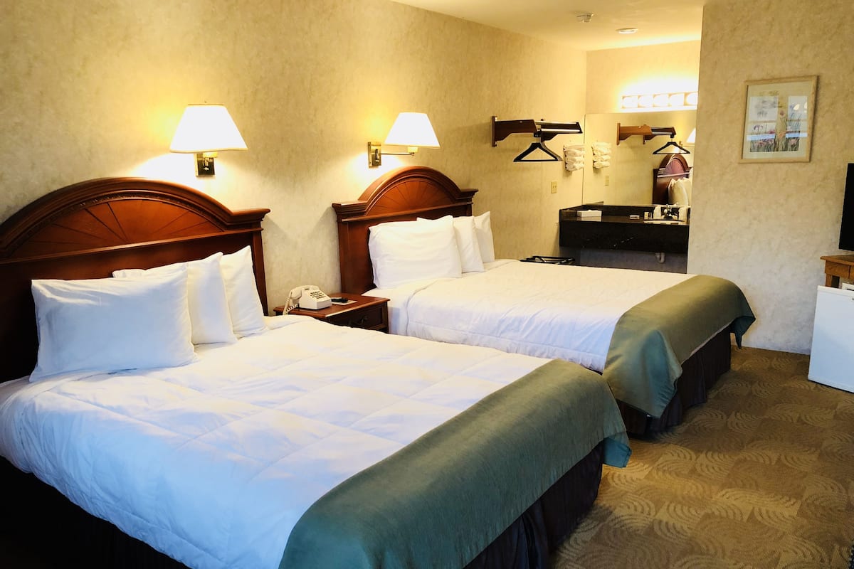 Deluxe 2 Queen, Main Building | Blackout drapes, iron/ironing board, free WiFi, bed sheets