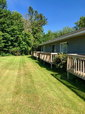 Property grounds - Lyn Aire Motel (Lake George)