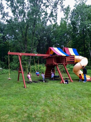 Children's play area - outdoor - Lyn Aire Motel (Lake George)