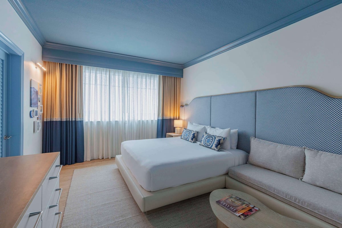 Classic Room (Interior) | Egyptian cotton sheets, premium bedding, down comforters, pillowtop beds