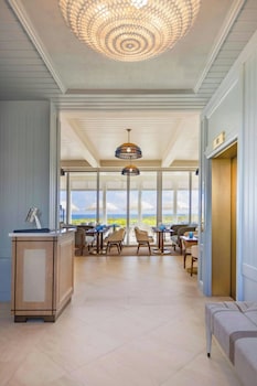 2 restaurants, breakfast served at The Seagate Hotel, Golf & Beach Club, Autograph Collection