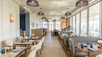 2 restaurants, breakfast served