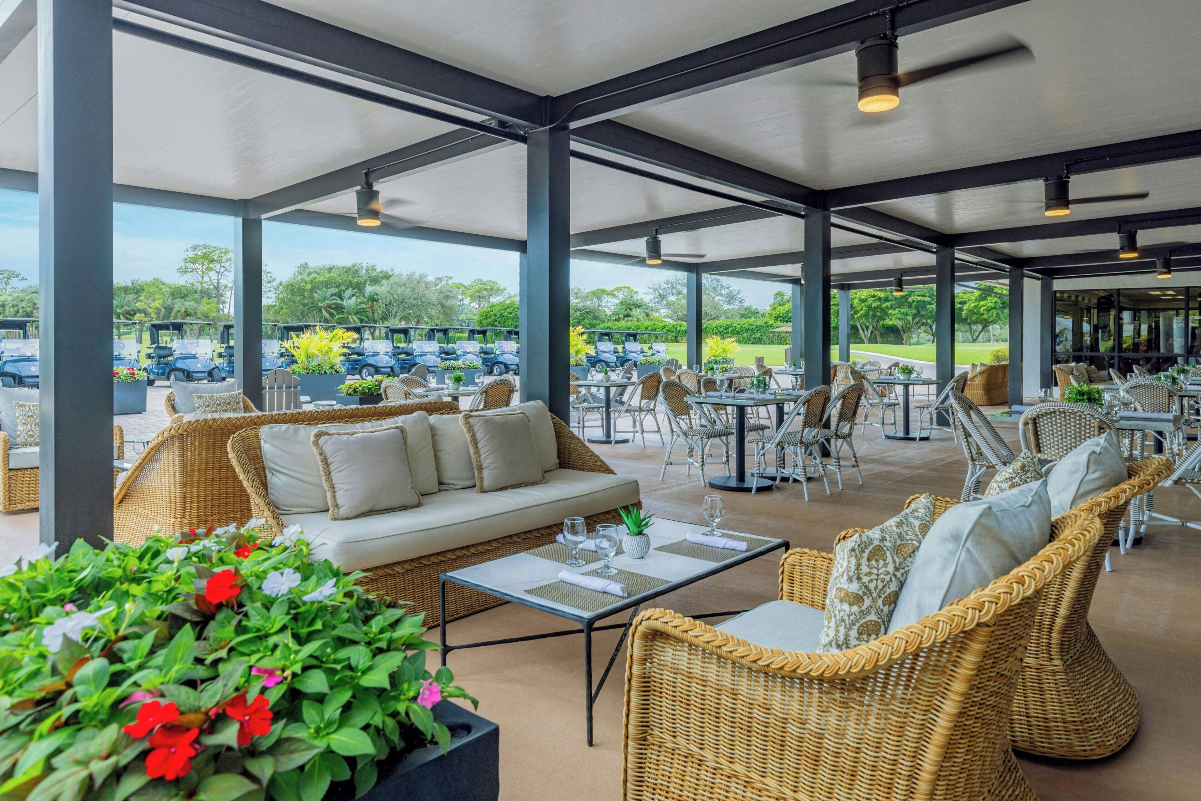 2 restaurants, serveren ontbijt