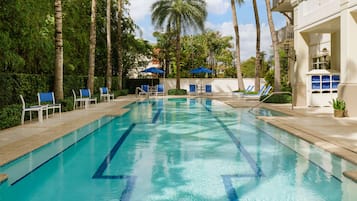 3 piscinas al aire libre, sombrillas, sillones reclinables de piscina