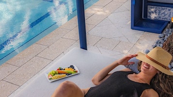 3 piscinas al aire libre, sombrillas, sillones reclinables de piscina