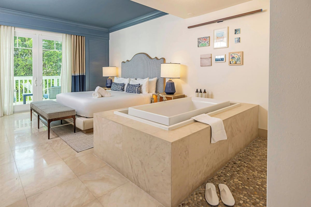 Zimmer, 1 King-Bett und Schlafsofa, Balkon, Poolblick (Balcony) | Bettwäsche aus ägyptischer Baumwolle, hochwertige Bettwaren