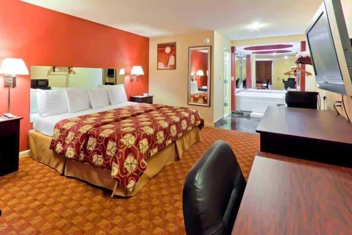 Kamer, 1 kingsize bed, roken, bubbelbad | Een bureau, beddengoed