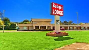 A Budget Lodge with a sign indicating a price of $47 per night.